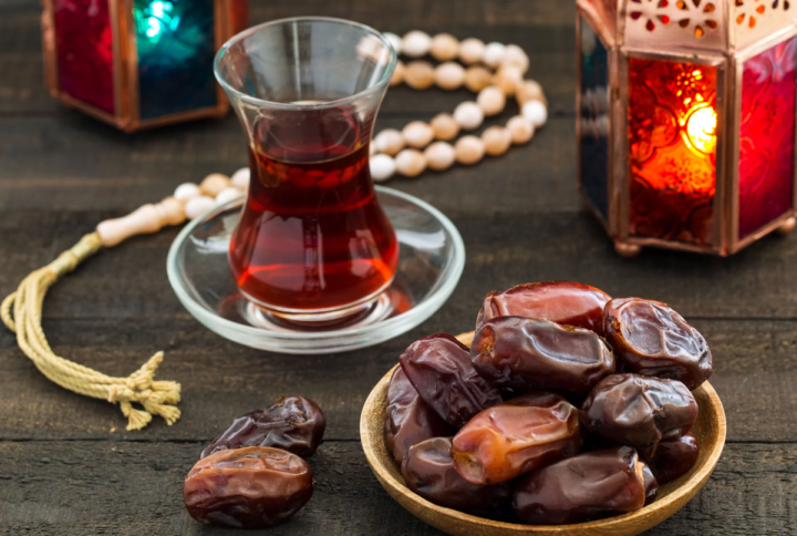 Why are dates eaten to break the fast during Ramadan?
